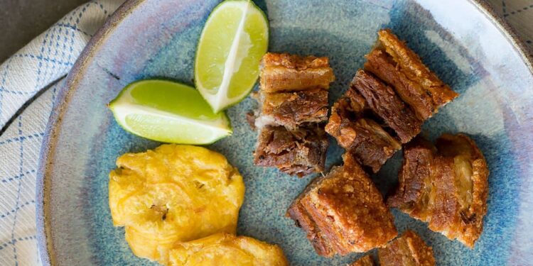 A comer chicharrón: Determinan es más saludable que la espinaca, zanahoria y coliflor