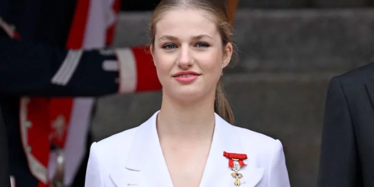 El traje blanco de Leonor en la jura de la Constitución: la princesa sorprende llevando pantalones