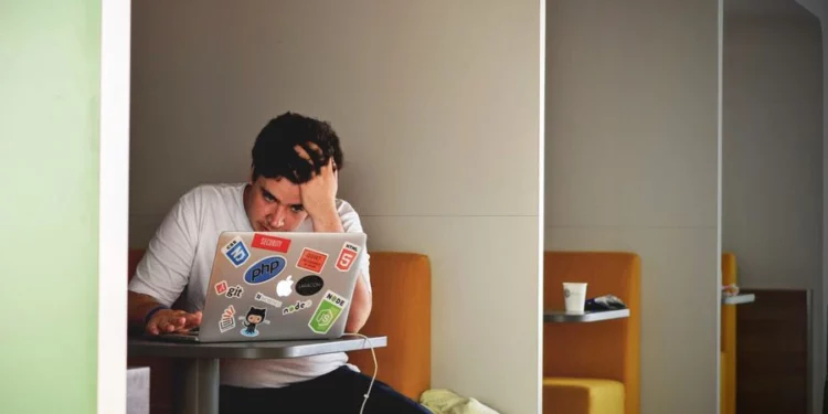 Los 5 trabajos que causan más infelicidad, según Harvard