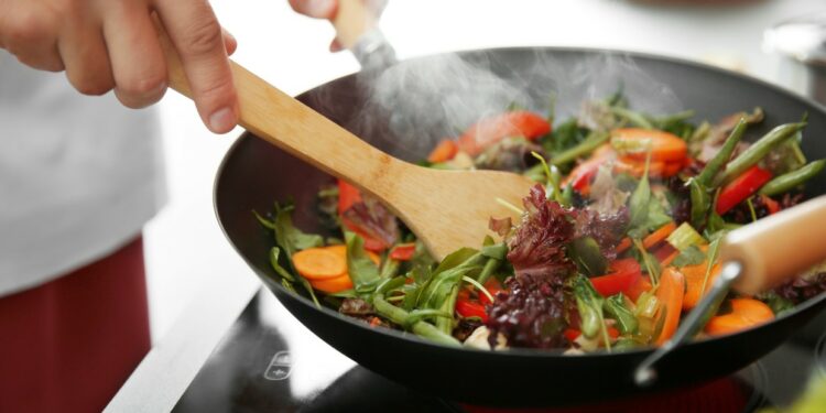 Cómo comer la verdura que reduce la inflamación del intestino según la Universidad de Harvard