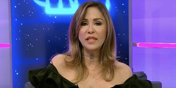 Tras cuestionamiento por millonario contrato de su hijo, Mariasela Álvarez responde: «Soy un libro abierto».