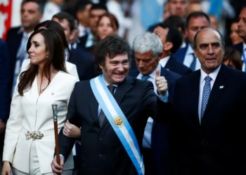 Peso argentino se derrumba, bolsa cierra en rojo y bonos suben tras anuncios del gobierno de Milei