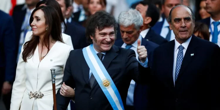 Peso argentino se derrumba, bolsa cierra en rojo y bonos suben tras anuncios del gobierno de Milei