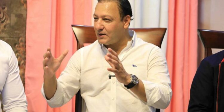 Lo cruzaron en las redes