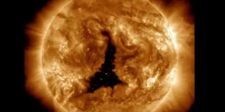 Detectan un agujero en el Sol que es más grande que 60 planetas Tierra: ¿Cómo nos afectará?