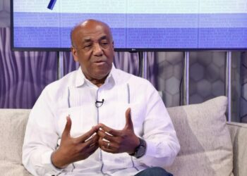 Pareceria una broma. Ministro de Energía y Minas: «Los apagones en el país son cosas del pasado» y le preguntan en las redes: ¿Usted se alumbra con cuaba?