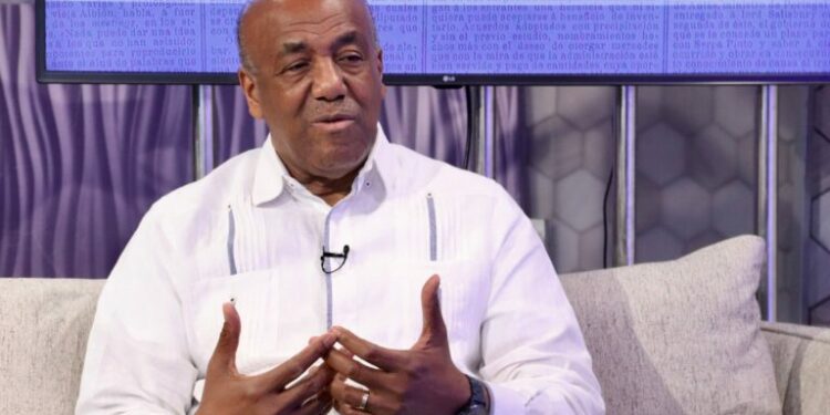 Pareceria una broma. Ministro de Energía y Minas: «Los apagones en el país son cosas del pasado» y le preguntan en las redes: ¿Usted se alumbra con cuaba?