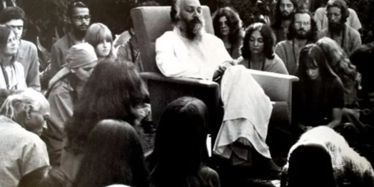 Quién era Osho, el escandaloso “gurú del sexo” que creó un imperio en base a la espiritualidad
