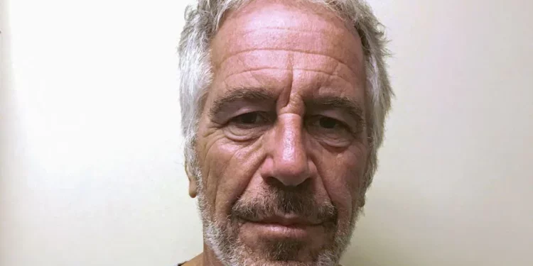 Quién era Jeffrey Epstein, el multimillonario acusado de tráfico de menores en el mundo de la élite