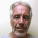 Quién era Jeffrey Epstein, el multimillonario acusado de tráfico de menores en el mundo de la élite