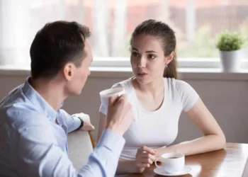 Cuál es la frase que anticipa una crisis en las relaciones de pareja, según una sexóloga especialista