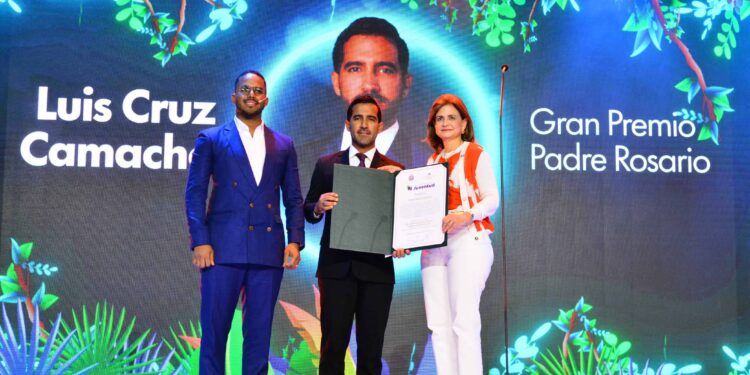 Doctor Luis Cruz Camacho recibe Premio Nacional de la Juventud 2024