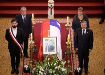 La conmovedora foto de los expresidentes de Chile en la despedida de Piñera