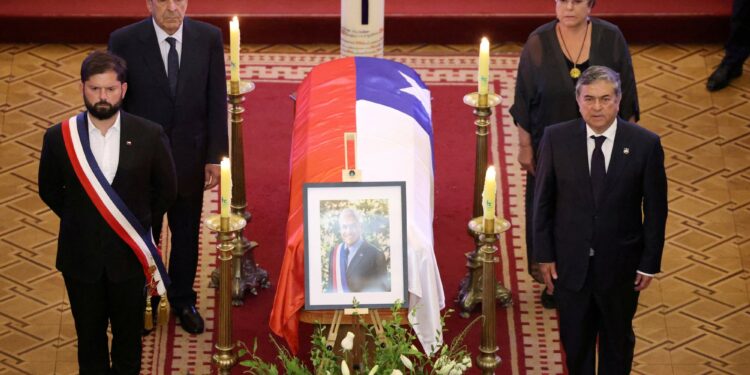 La conmovedora foto de los expresidentes de Chile en la despedida de Piñera