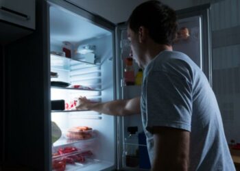 ¿Cuáles son las consecuencias para la salud de comer a altas horas de la noche?