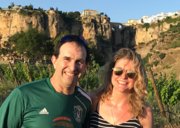 Tras sufrir problemas de salud y la muerte de su perro, esta pareja encontró en España una felicidad sorpresiva