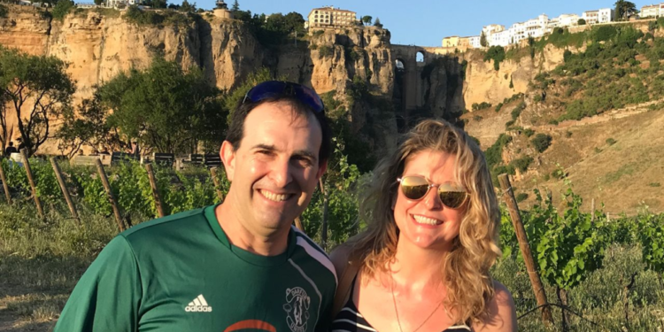 Tras sufrir problemas de salud y la muerte de su perro, esta pareja encontró en España una felicidad sorpresiva