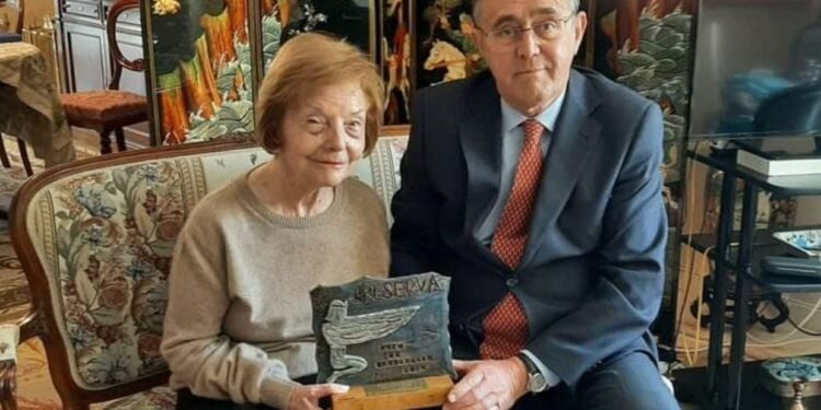 A los 93 años reapareció Isabel Perón: le entregaron un premio en España.