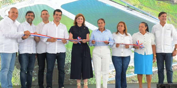 Vicepresidenta Raquel Peña y Wellington Arnaud, director ejecutivo del INAPA, inauguran sistema de alcantarillado sanitario de Villa Riva, provincia Duarte