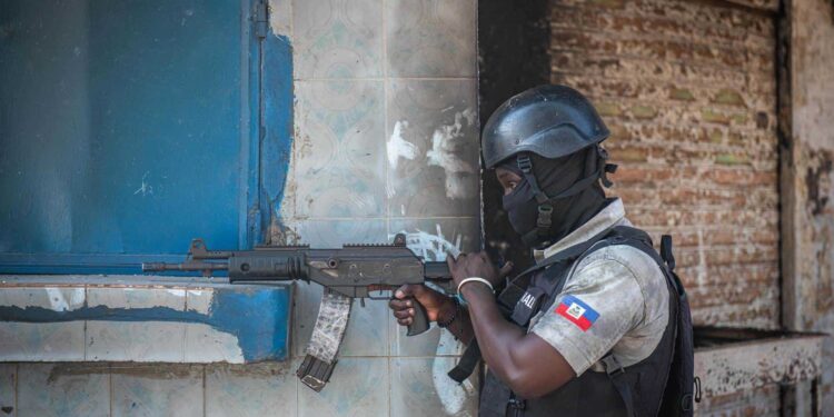 Militares de EE.UU. evacuan a parte del personal de su embajada de Haití