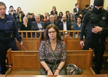 El caso de una italiana detenida en Hungría y exhibida con grilletes y cadenas pone a Meloni en aprietos