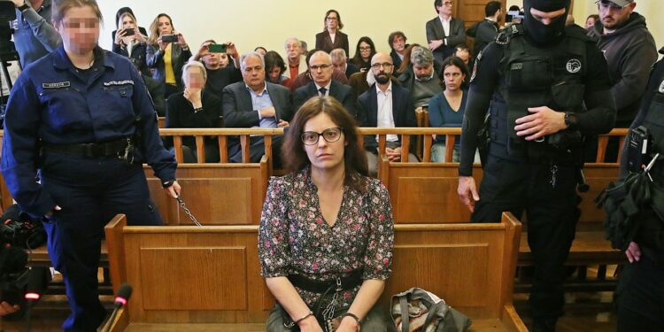 El caso de una italiana detenida en Hungría y exhibida con grilletes y cadenas pone a Meloni en aprietos