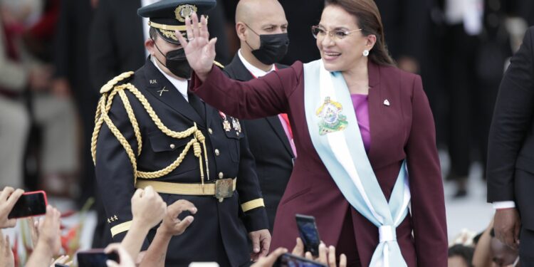 La presidenta de Honduras en el ojo de la tormenta: «República Dominicana y otros 9 países la desautorizan a referirse a Rusia, Haití y Gaza en nombre de CELAC».