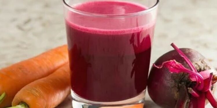 Qué beneficios tiene el jugo de remolacha con zanahoria y cuál es la mejor hora para tomarlo