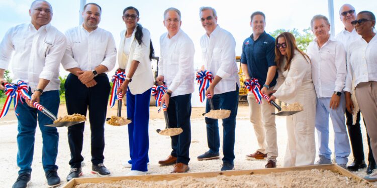 Presidente Abinader y Ministro Bonilla dan primer palazo para Centro Correccional Preventivo en Higüey