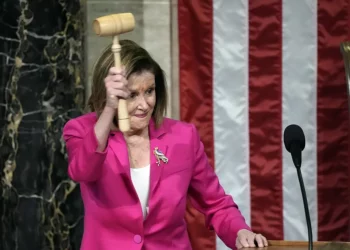 Nancy Pelosi sugiere a Biden repensar su candidatura