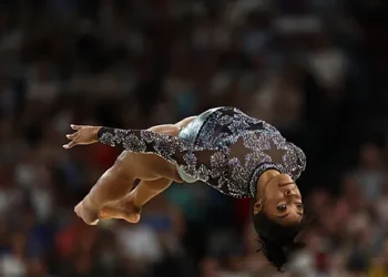 Gimnasia artística. La Diosa Biles deslumbra París en su regreso: una legión de fieles, un tobillo vendado y Tom Cruise en la grada
