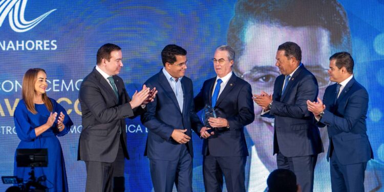 Los bancos Popular, BHD y Reserva reconocen el trabajo de David Collado en Turismo