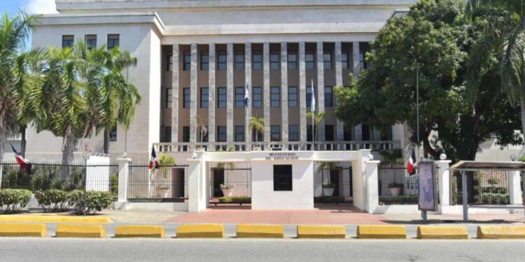 ¿Quiénes son los 32 profesores que el Ministerio de Educación desvinculó y suspendió por «acoso sexual» en el año escolar 2023-2024?