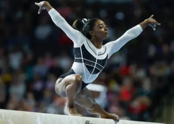 Simone Biles protagoniza una impresionante actuación en su regreso a los Juegos Olímpicos a pesar de su lesión en la pantorrilla