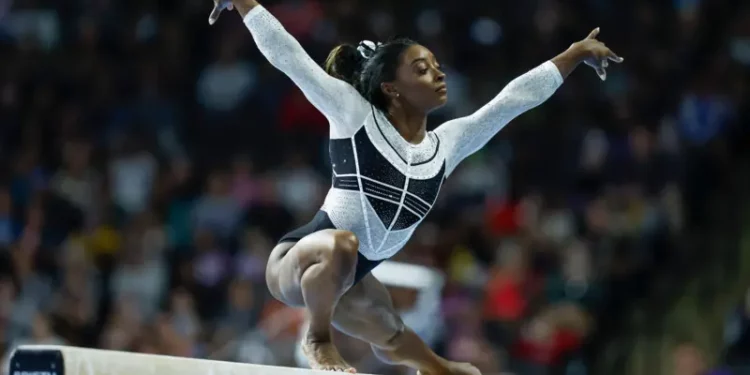 Simone Biles protagoniza una impresionante actuación en su regreso a los Juegos Olímpicos a pesar de su lesión en la pantorrilla