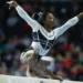 Simone Biles protagoniza una impresionante actuación en su regreso a los Juegos Olímpicos a pesar de su lesión en la pantorrilla