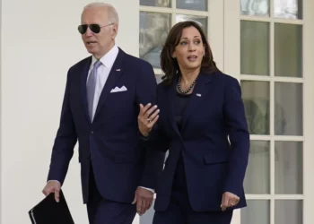 Los demócratas se acercan a Kamala Harris mientras Biden se aferra a la candidatura
