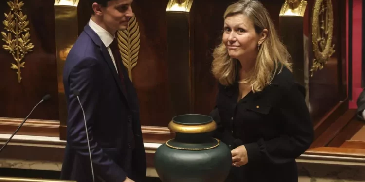 Macron arrebata a la izquierda la presidencia de la Asamblea francesa con los votos de la derecha