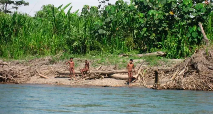 Nuevas imágenes muestran a un pueblo indígena no contactado bajo amenaza