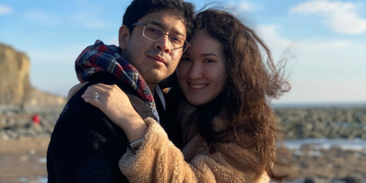 Ignoró las advertencias de «no acercarse» a la dama de honor y así inició una historia de amor en Kazajstán