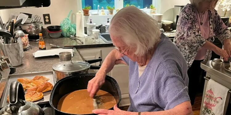 Tiene 100 años, trabaja seis días a la semana y revela qué alimentos son la clave de su longevidad
