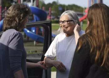 Tras pasar 43 años en prisión y ser declarada inocente, Sandra Hemme se reencontró con su familia