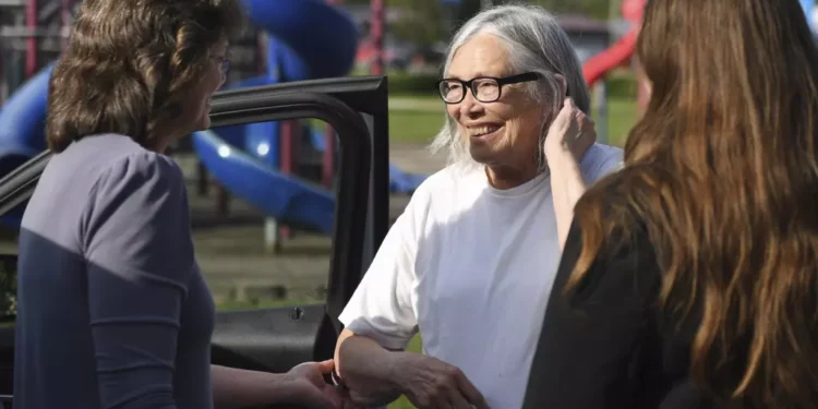 Tras pasar 43 años en prisión y ser declarada inocente, Sandra Hemme se reencontró con su familia