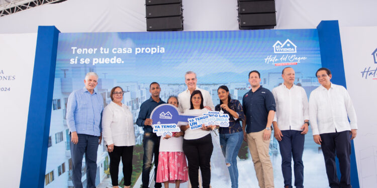 Presidente Abinader y Ministro Bonilla entregan 250 nuevas viviendas en Hato del Yaque, Santiago