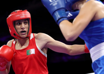 Imane Khelif, boxeadora argelina que tuvo problemas con una prueba de género, gana su primer combate olímpico en París tras la renuncia de su rival