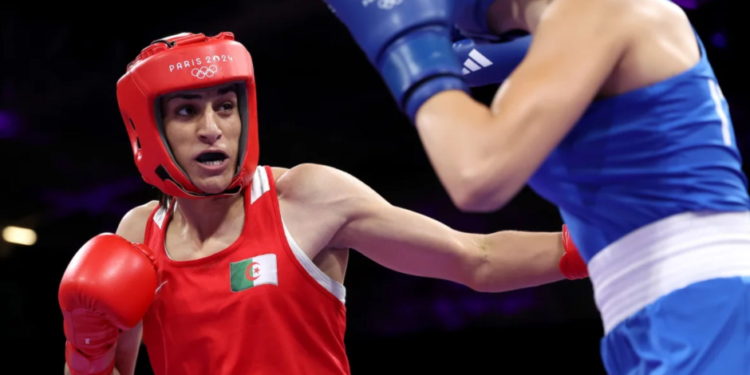 Imane Khelif, boxeadora argelina que tuvo problemas con una prueba de género, gana su primer combate olímpico en París tras la renuncia de su rival