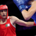 Imane Khelif, boxeadora argelina que tuvo problemas con una prueba de género, gana su primer combate olímpico en París tras la renuncia de su rival