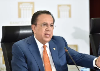 Héctor Valdez Albizu: entre los funcionarios que recibe mayor nivel valoracion y más conocidos por la población a la vez, según encuesta SONDEOS 