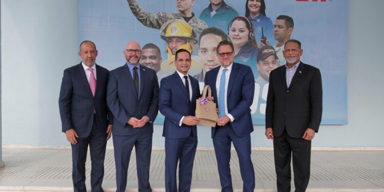 911 recibe visita subsecretario adjunto del Programa INL del Gobierno de los EE. UU.