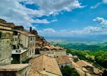 Por qué esta ciudad italiana tiene dificultades para vender sus casas vacías por apenas un euro